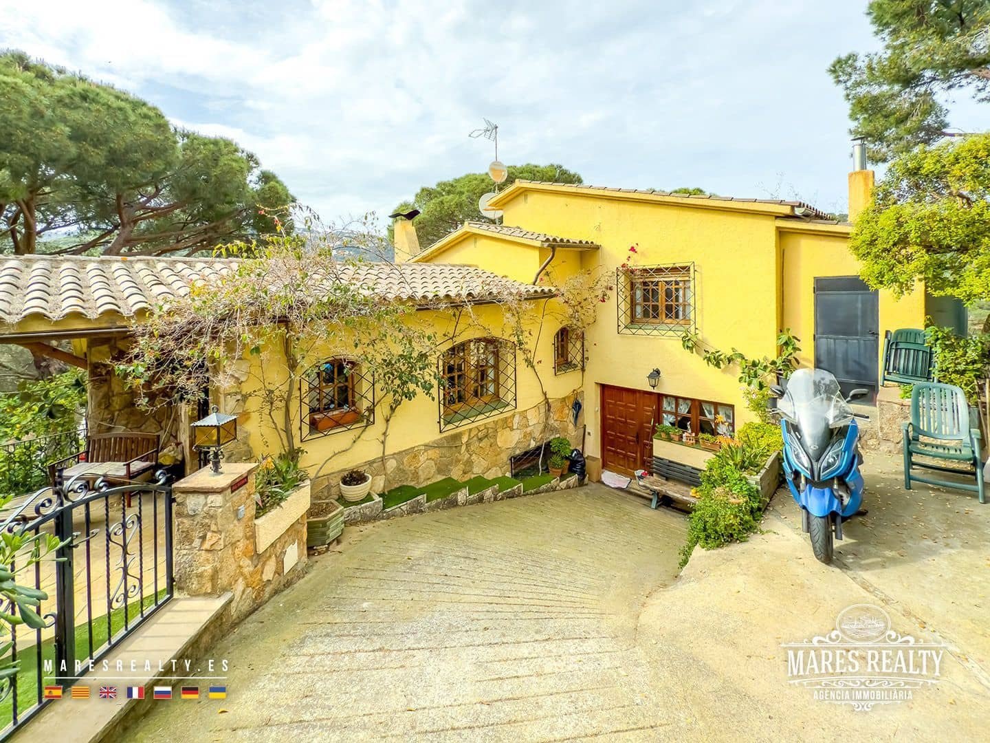 7 soveværelse Villa til salg i Lloret de Mar med swimmingpool - € 310.000 (Ref: 8980091)