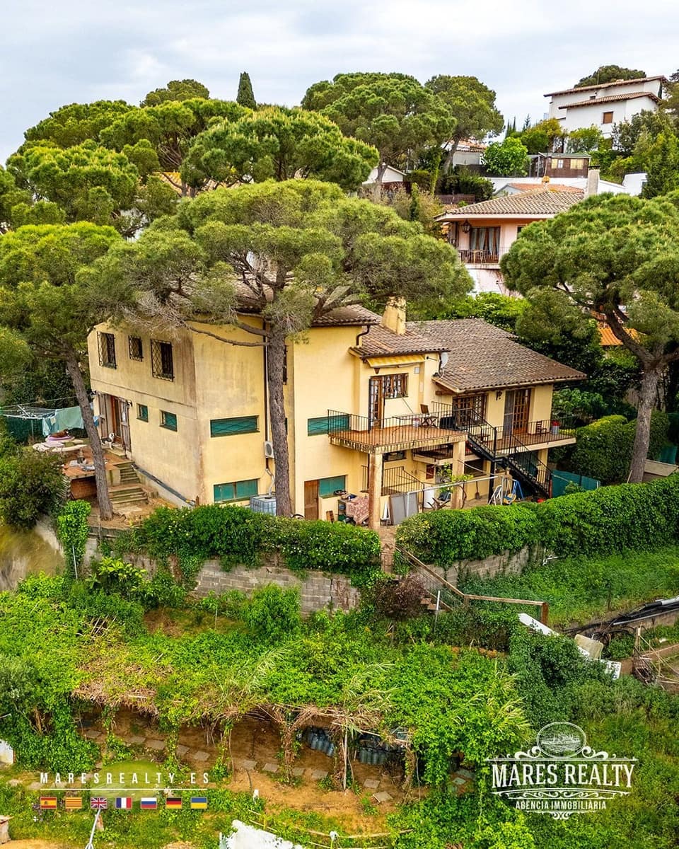 7 soveværelse Villa til salg i Lloret de Mar med swimmingpool - € 310.000 (Ref: 8980091)