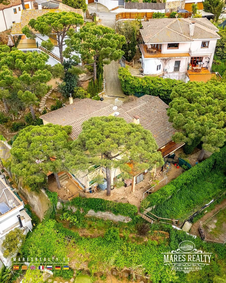 7 soveværelse Villa til salg i Lloret de Mar med swimmingpool - € 310.000 (Ref: 8980091)