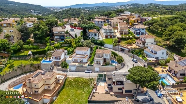 4 soveværelse Villa til salg i Lloret de Mar med garage - € 779.000 (Ref: 8990396)