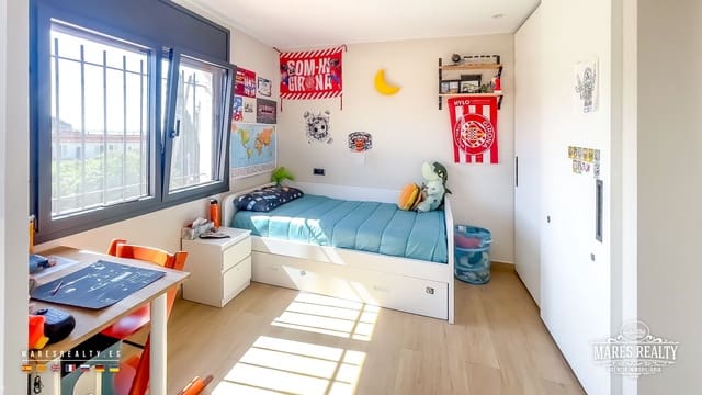 4 bedroom Villa for sale in Lloret de Mar with garage - € 615,000 (Ref: 9026314)
