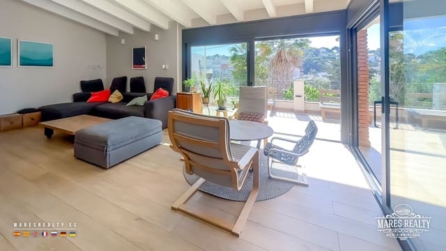 4 bedroom Villa for sale in Lloret de Mar with garage - € 615,000 (Ref: 9026314)