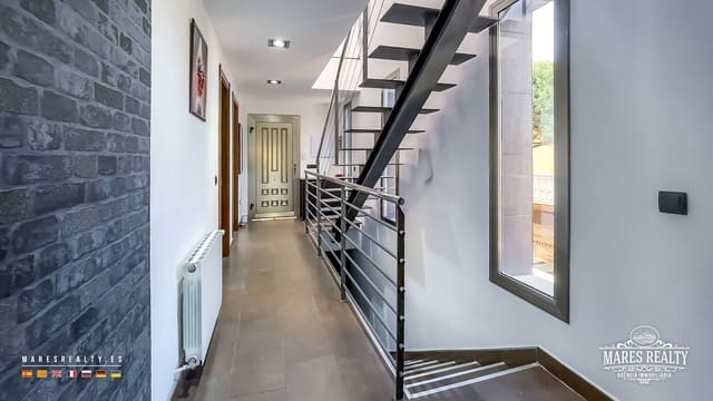 4 soverom Villa til salgs i Lloret de Mar med svømmebasseng garasje - € 590 000 (Ref: 9062100)