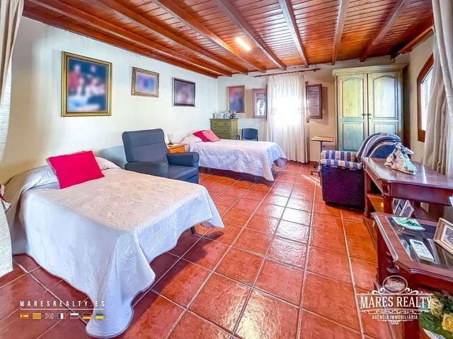 4 bedroom Villa for sale in Malgrat de Mar with garage - € 800,000 (Ref: 9111831)