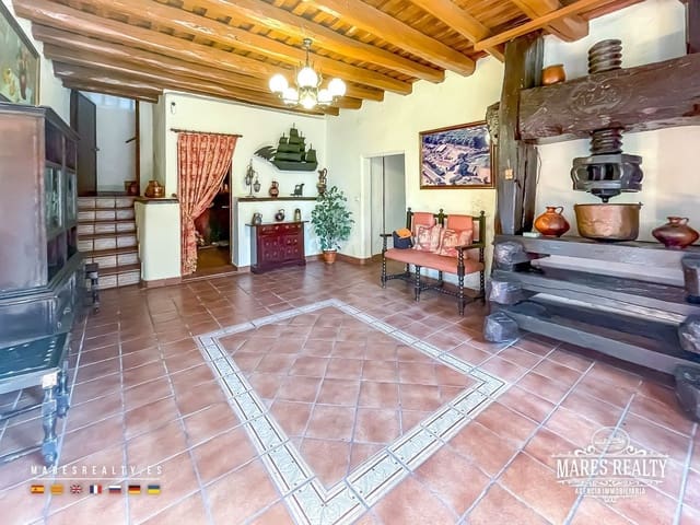 4 bedroom Villa for sale in Malgrat de Mar with garage - € 800,000 (Ref: 9111831)