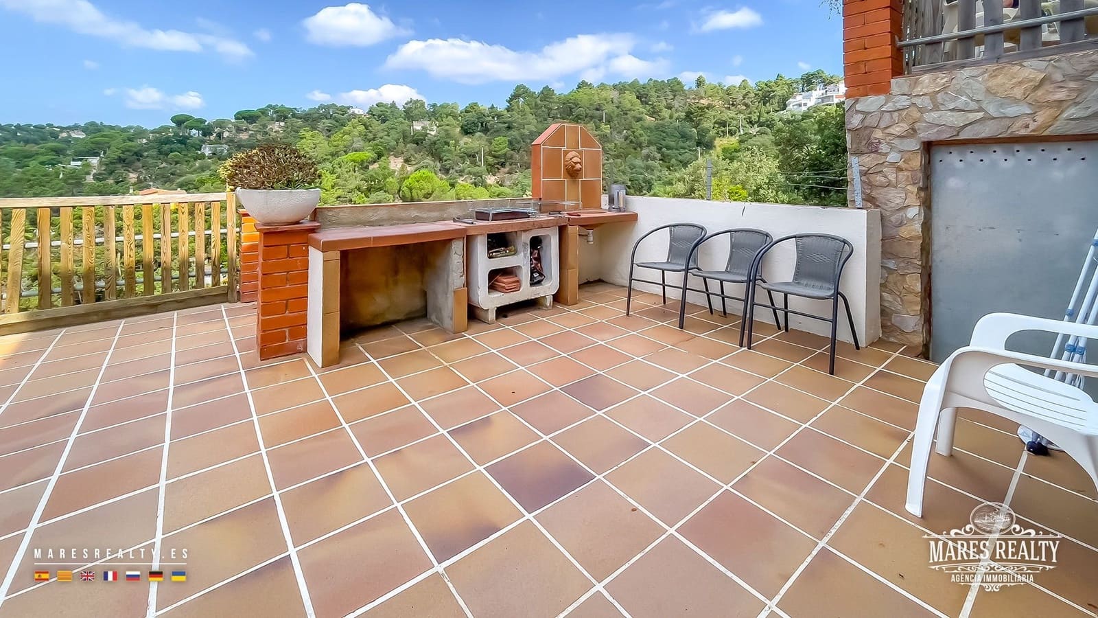 5 bedroom Villa for sale in Lloret de Mar with pool garage - € 415,000 (Ref: 9133989)
