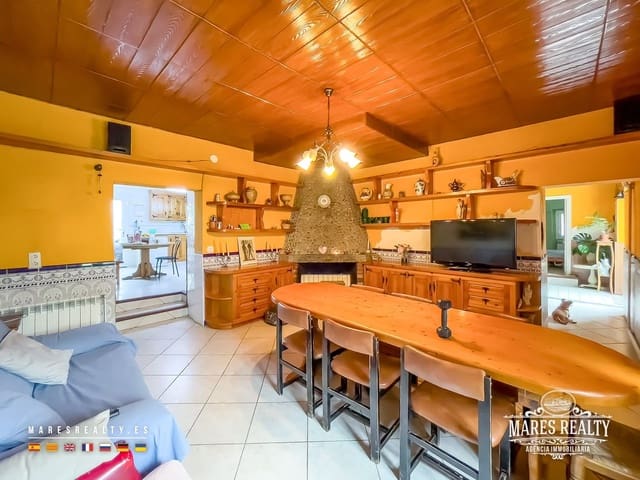 10 bedroom Villa for sale in Sils with pool garage - € 245,000 (Ref: 9186643)