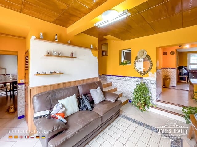 10 bedroom Villa for sale in Sils with pool garage - € 245,000 (Ref: 9186643)