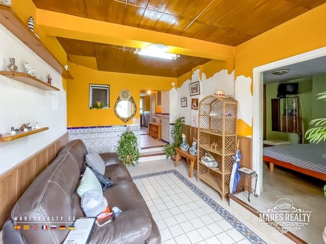 10 bedroom Villa for sale in Sils with pool garage - € 245,000 (Ref: 9186643)