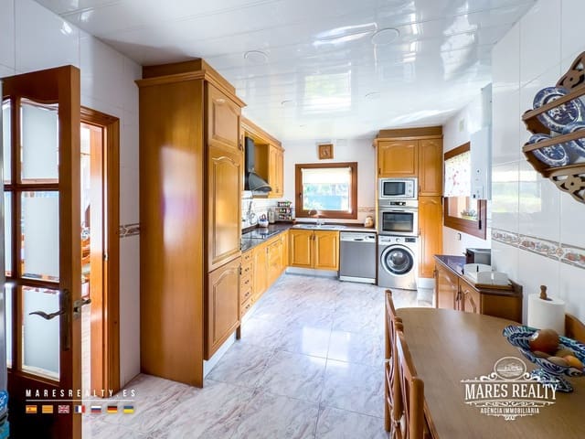 4 bedroom Villa for sale in Lloret de Mar with pool garage - € 668,000 (Ref: 9256732)