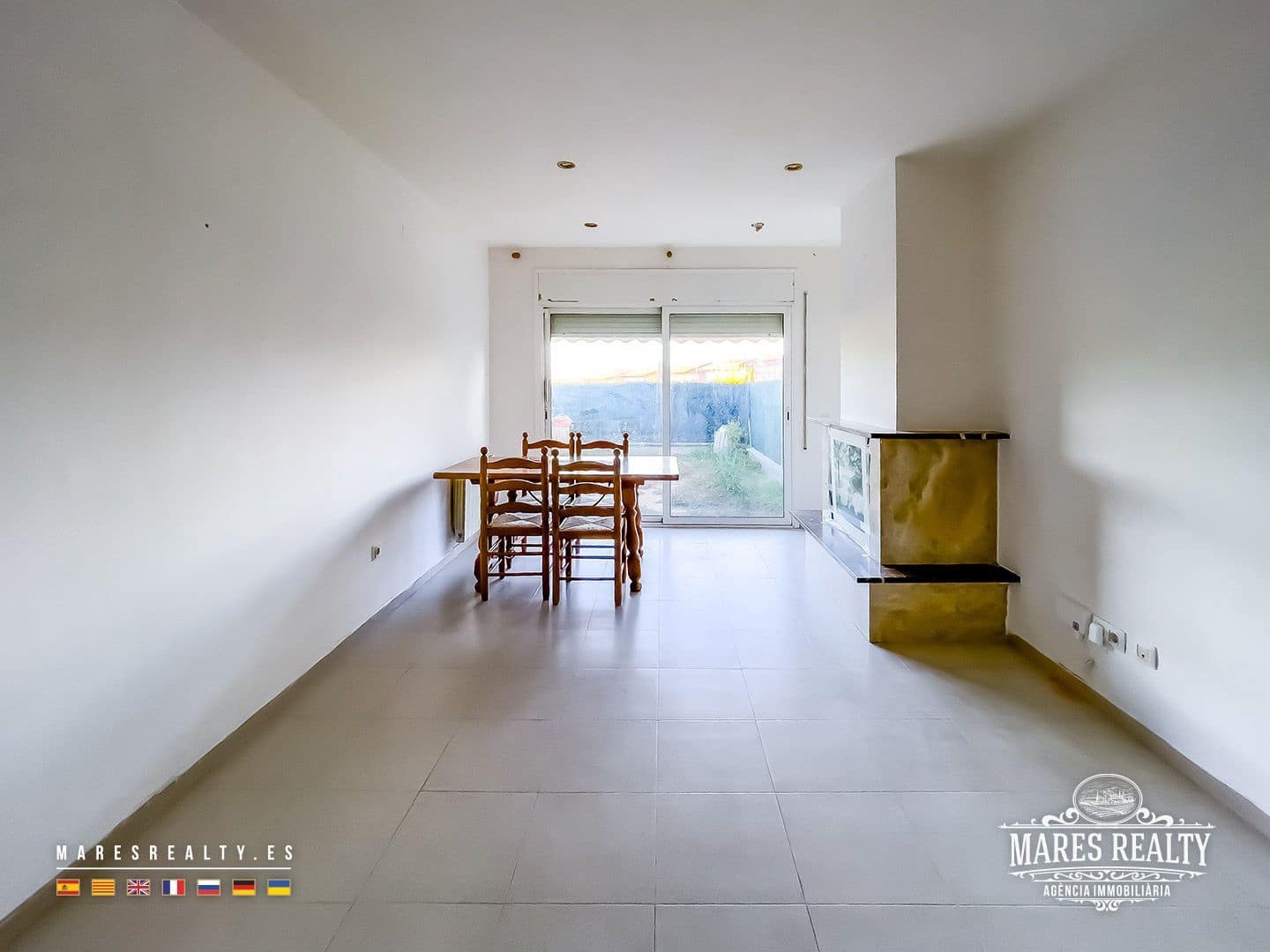 4 slaapkamer Halfvrijstaande villa te koop in Sils met garage - € 305.000 (Ref: 9346755)