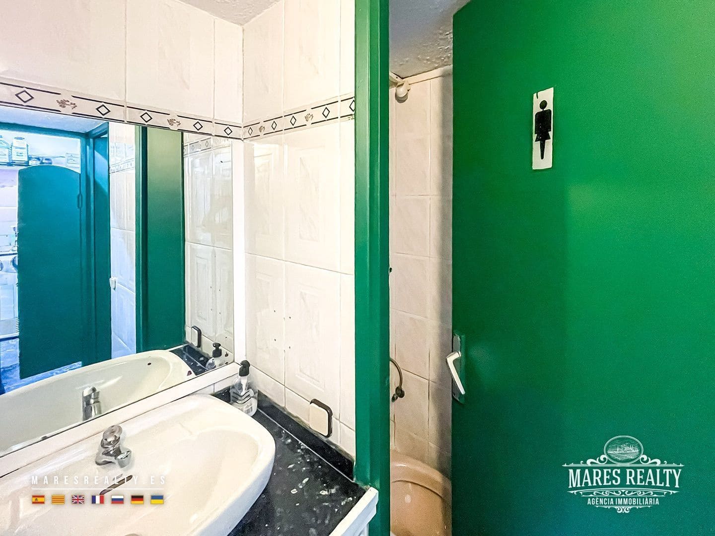 Commercial for sale in Badalona - € 290,000 (Ref: 9353129)