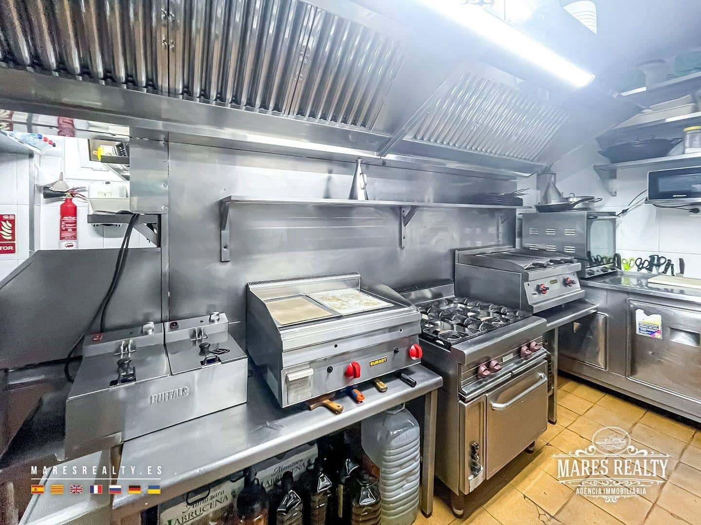 Commercial for sale in Badalona - € 290,000 (Ref: 9353129)