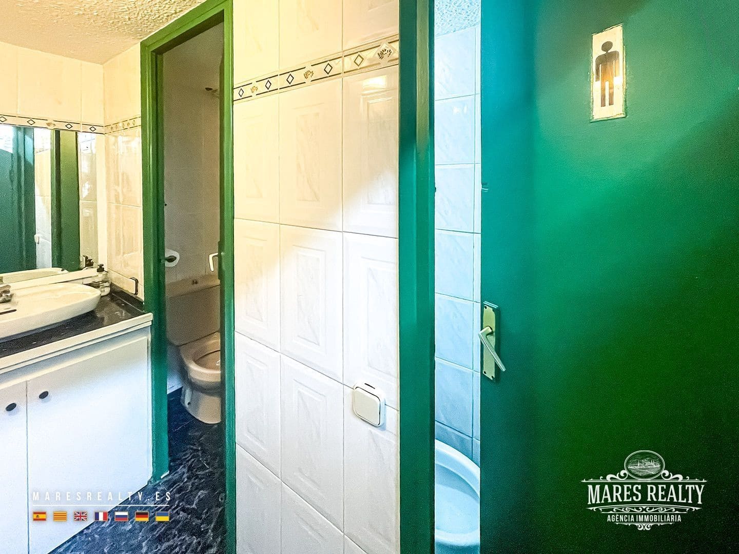 Commercial for sale in Badalona - € 290,000 (Ref: 9353129)