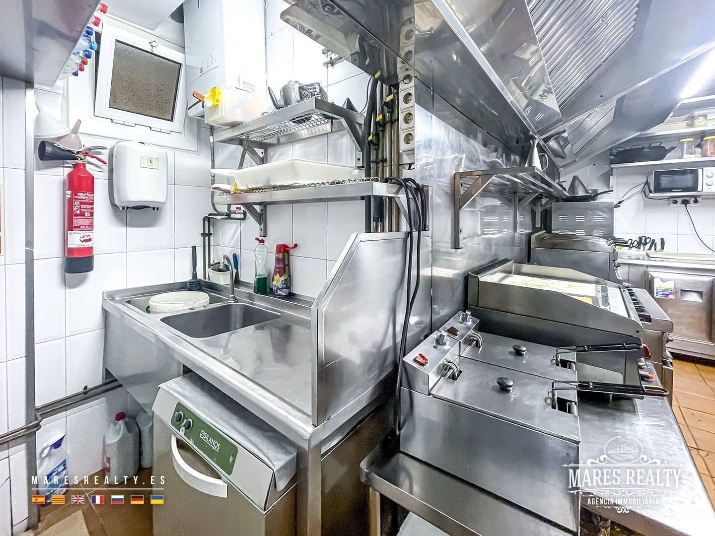 Commercial for sale in Badalona - € 290,000 (Ref: 9353129)