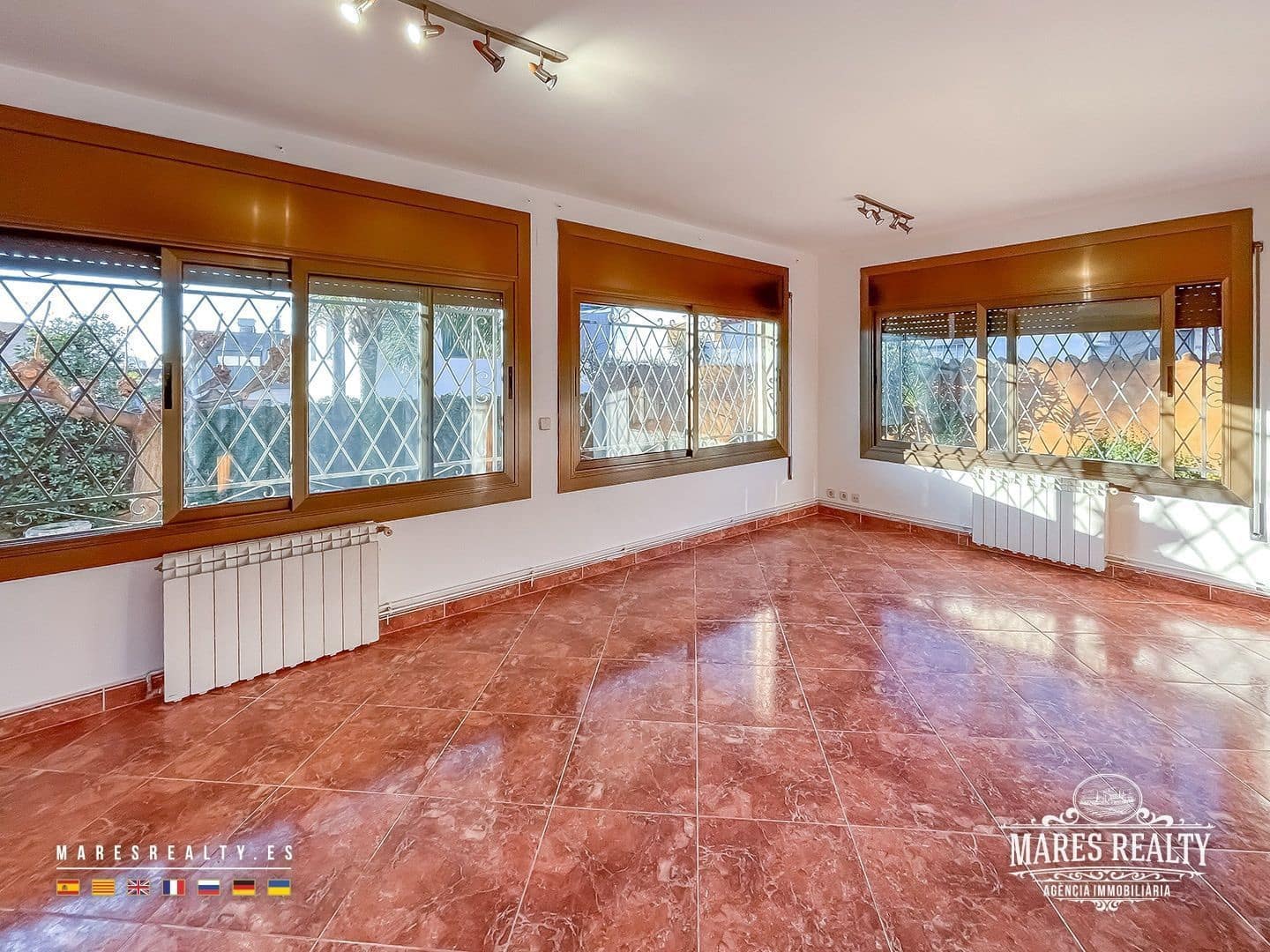 3 bedroom Villa for sale in Pineda de Mar - € 395,000 (Ref: 9501825)