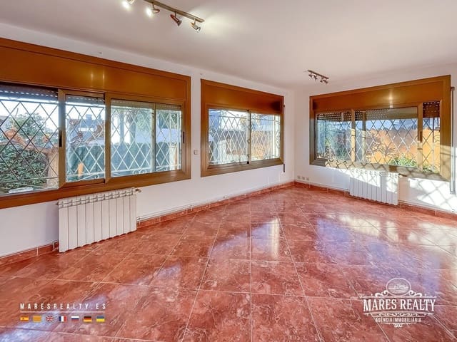 3 bedroom Villa for sale in Pineda de Mar - € 395,000 (Ref: 9501825)