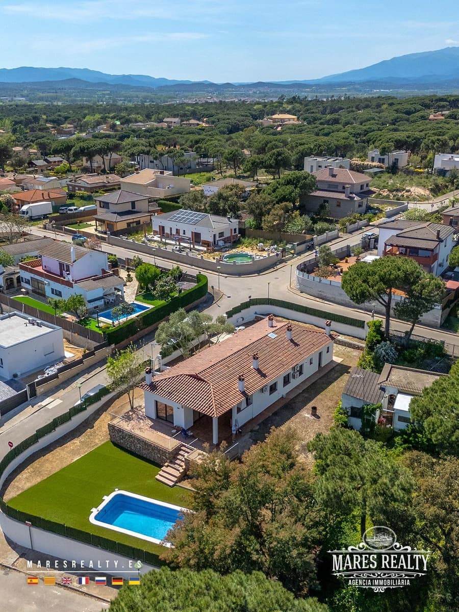 4 bedroom Villa for sale in Vidreres with pool garage - € 415,000 (Ref: 9581490)