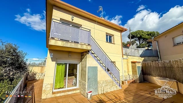 4 bedroom Villa for sale in Vidreres with garage - € 295,000 (Ref: 9594595)