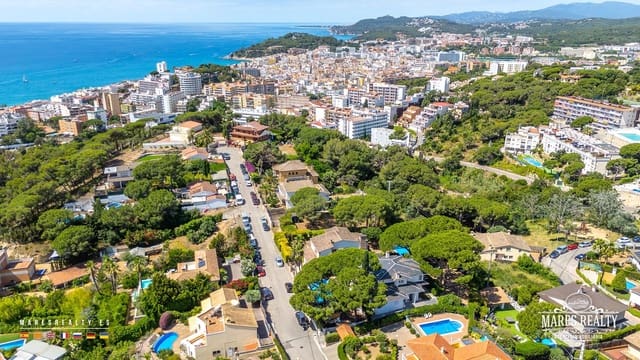 5 sypialnia Willa na sprzedaż w Lloret de Mar z basenem garażem - 750 000 € (Ref: 9891618)