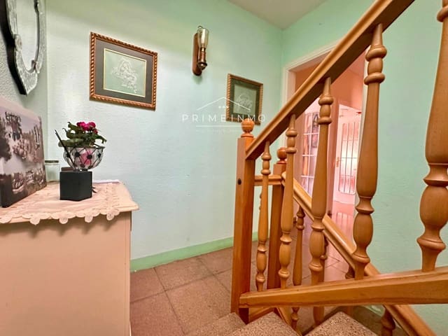 5 bedroom Villa for sale in El Perelló with garage - € 235,000 (Ref: 9253965)