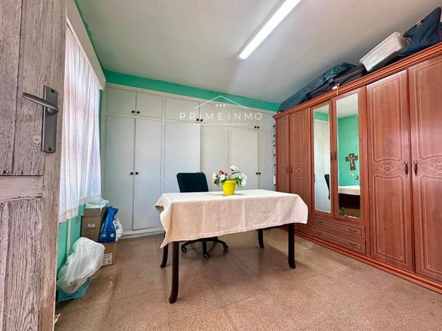 5 bedroom Villa for sale in El Perelló with garage - € 235,000 (Ref: 9253965)