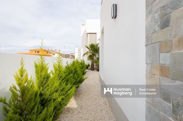 4 bedroom Villa for sale in Centro, Los Alcázares with pool - € 615,000 (Ref: 9838599)