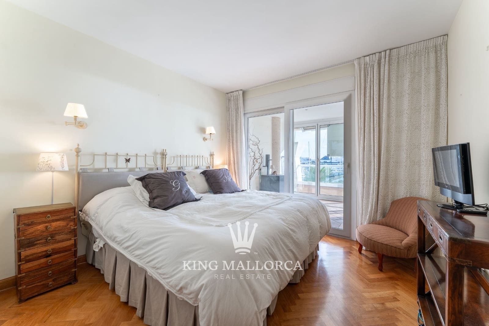 2 bedroom Flat for sale in Palma de Mallorca with pool garage - € 950,000 (Ref: 9614683)