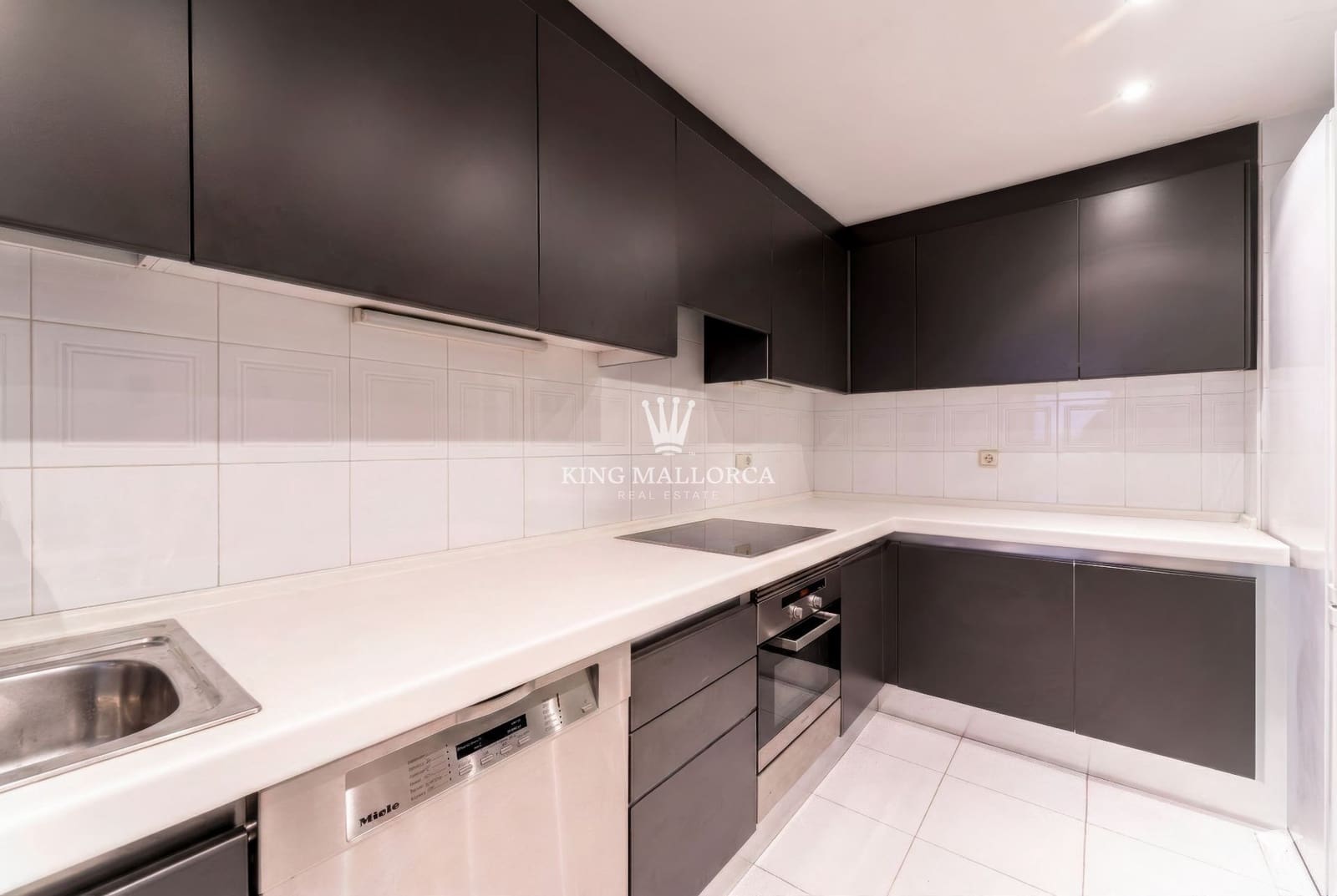 2 bedroom Flat for sale in Palma de Mallorca with pool garage - € 950,000 (Ref: 9614683)