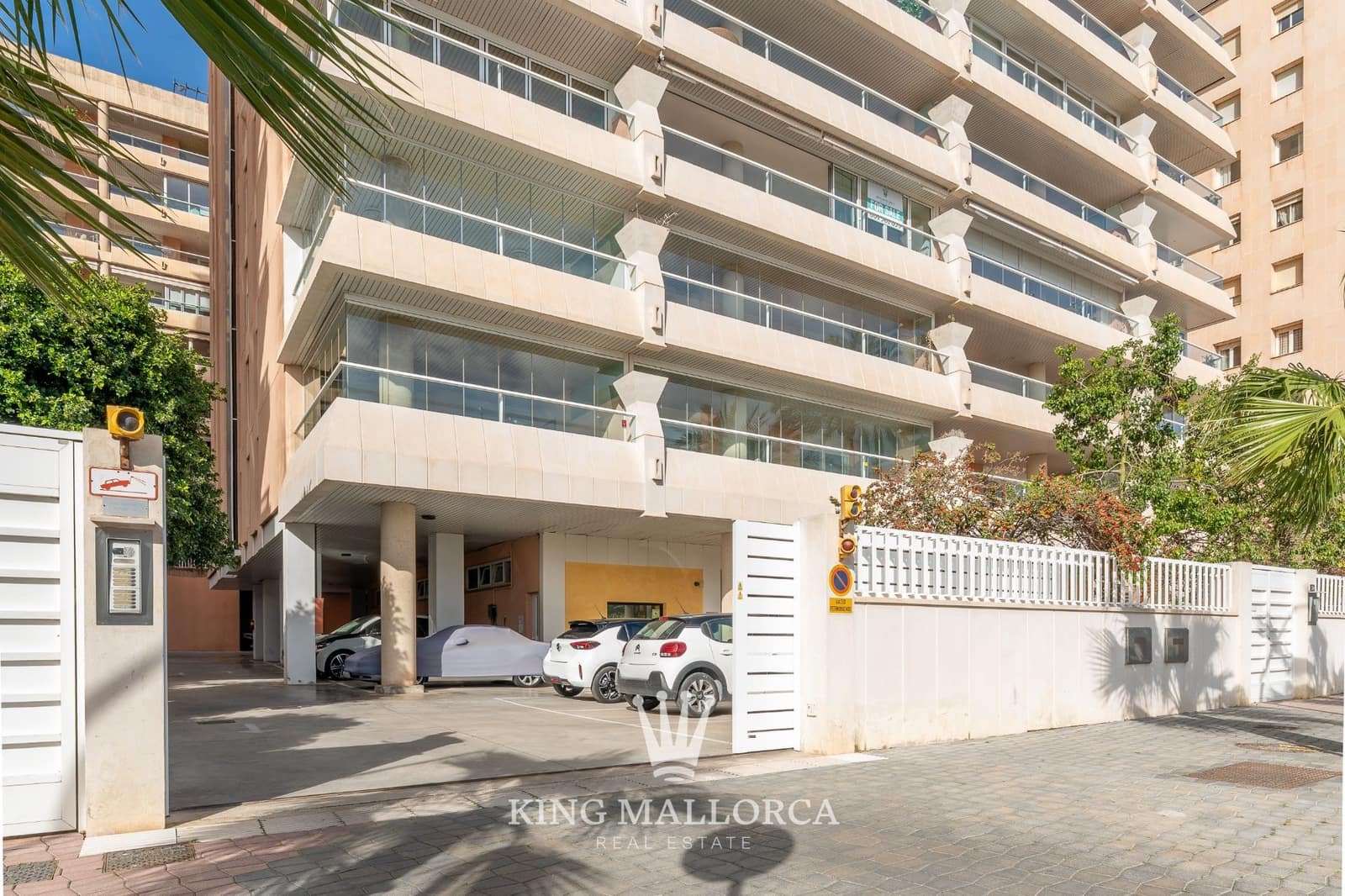 2 bedroom Flat for sale in Palma de Mallorca with pool garage - € 950,000 (Ref: 9614683)