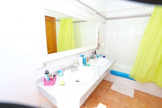 3 slaapkamer Halfvrijstaande villa te koop in Playa Blanca, Yaiza met zwembad garage - € 330.000 (Ref: 7701576)