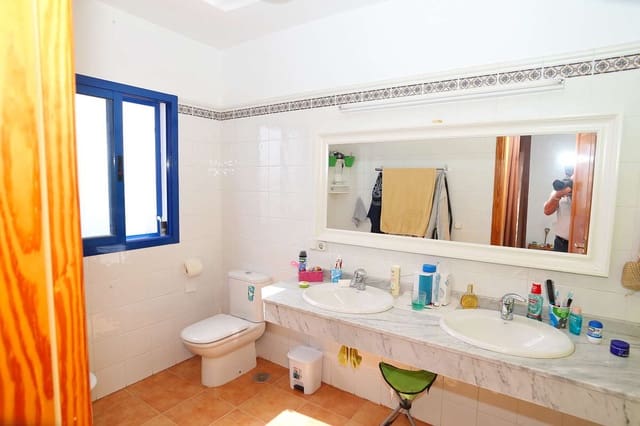 3 slaapkamer Halfvrijstaande villa te koop in Playa Blanca, Yaiza met zwembad garage - € 330.000 (Ref: 7701576)