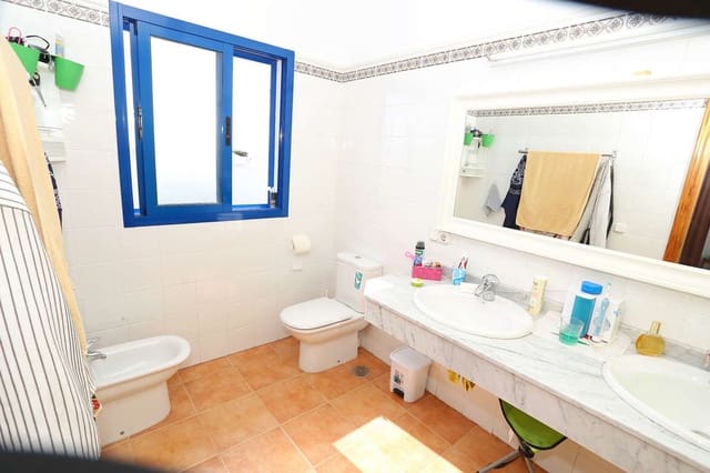 3 slaapkamer Halfvrijstaande villa te koop in Playa Blanca, Yaiza met zwembad garage - € 330.000 (Ref: 7701576)