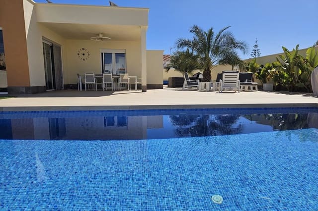 4 soveværelse Villa til salg i La Torreta, Torrevieja med swimmingpool - € 745.000 (Ref: 8981945)