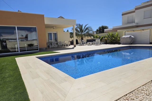4 soveværelse Villa til salg i La Torreta, Torrevieja med swimmingpool - € 745.000 (Ref: 8981945)