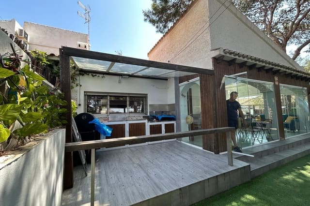 4 soveværelse Byhus til salg i Punta Prima, Orihuela med swimmingpool - € 650.000 (Ref: 9037652)