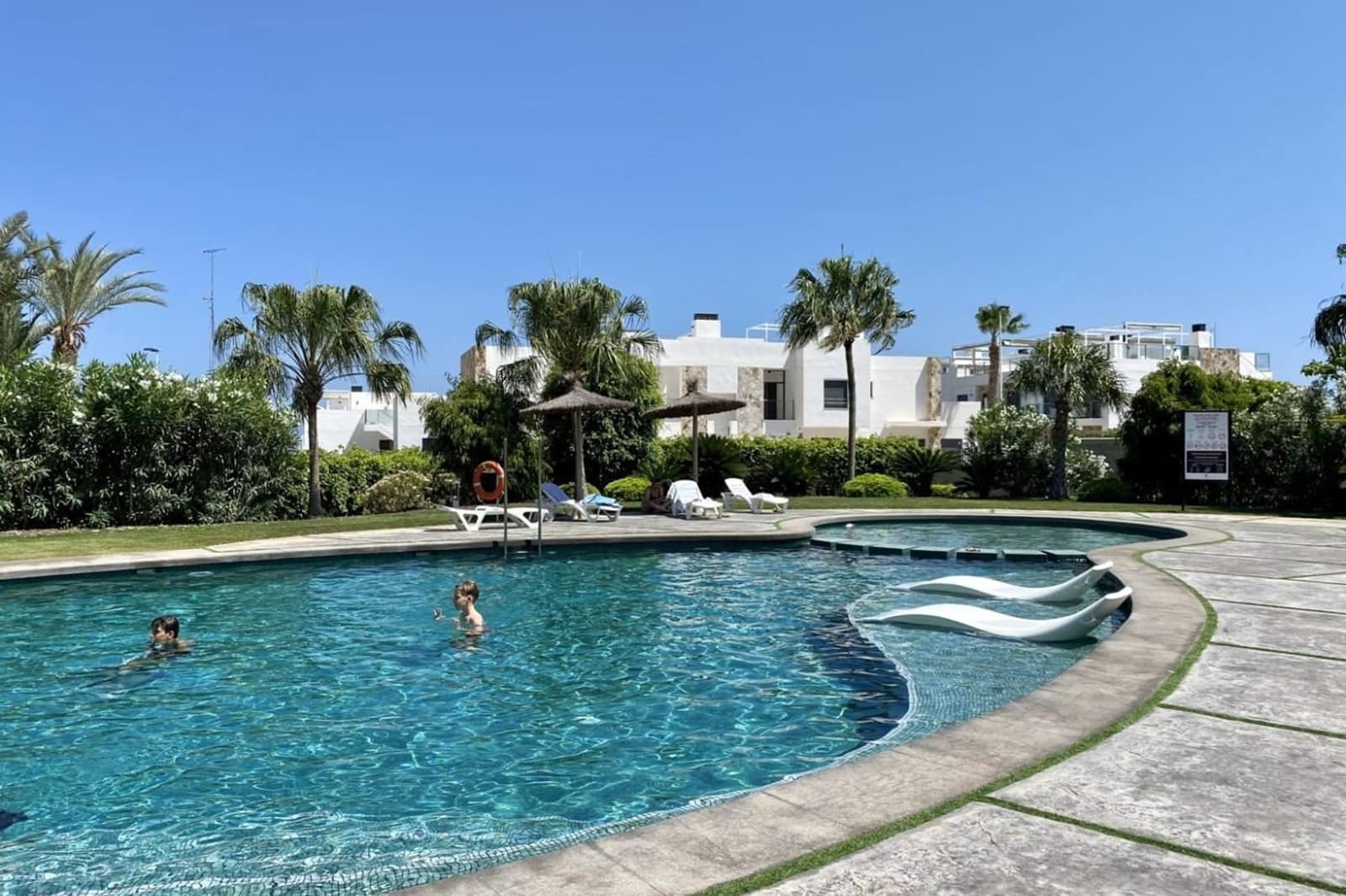 Apartamento de 3 habitaciones en Los Balcones en venta con piscina - 642.500 € (Ref: 9160321)