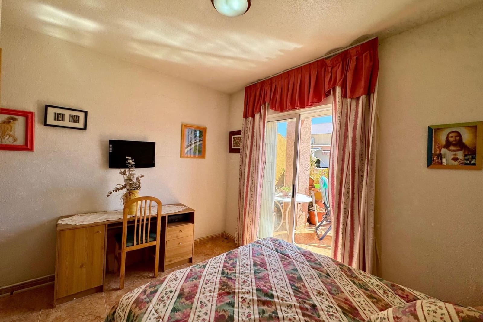 2 bedroom Apartment for sale in Torrevieja with pool - € 149,900 (Ref: 9383547)