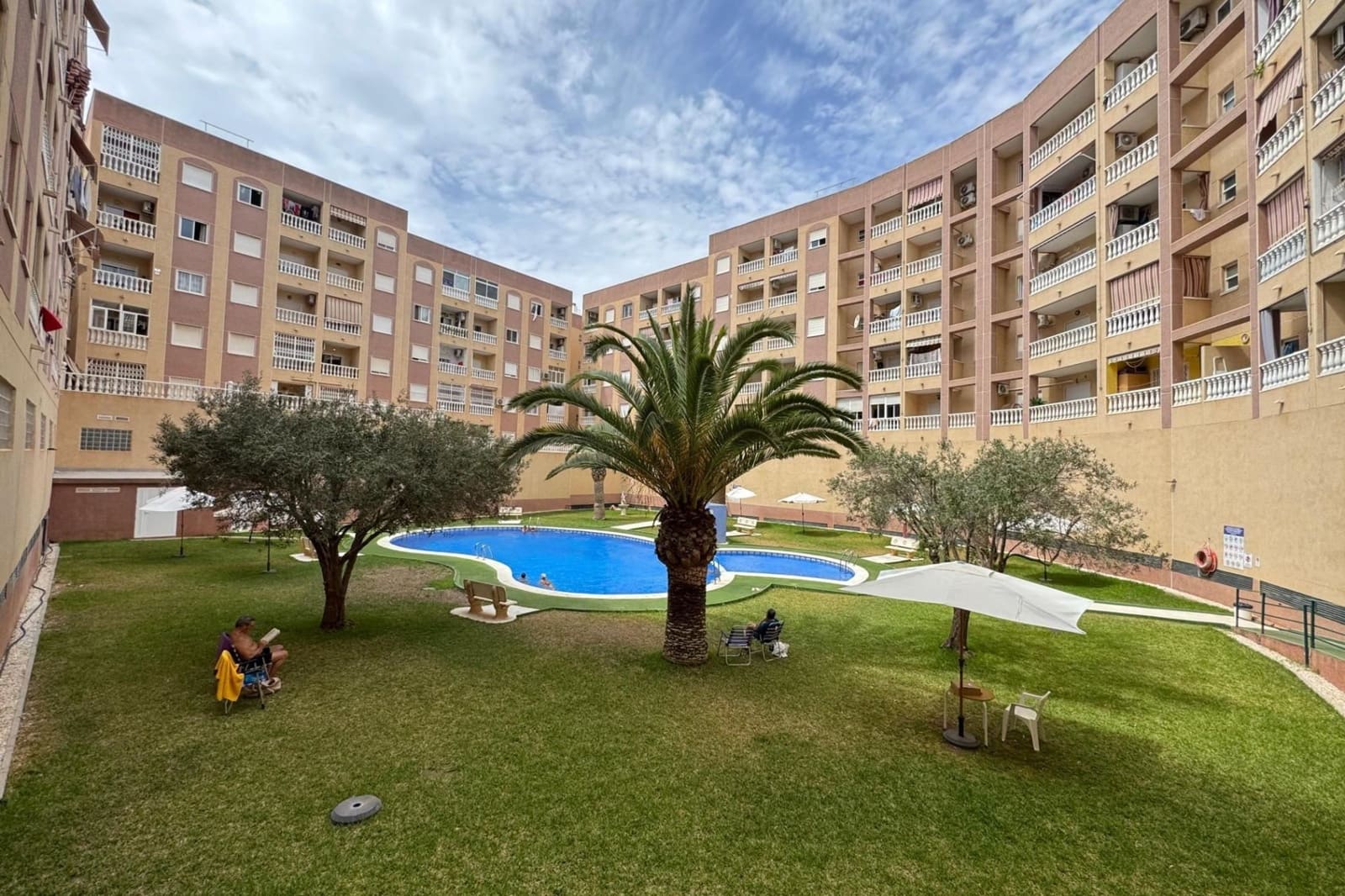 2 bedroom Apartment for sale in Torrevieja with pool - € 149,900 (Ref: 9383547)