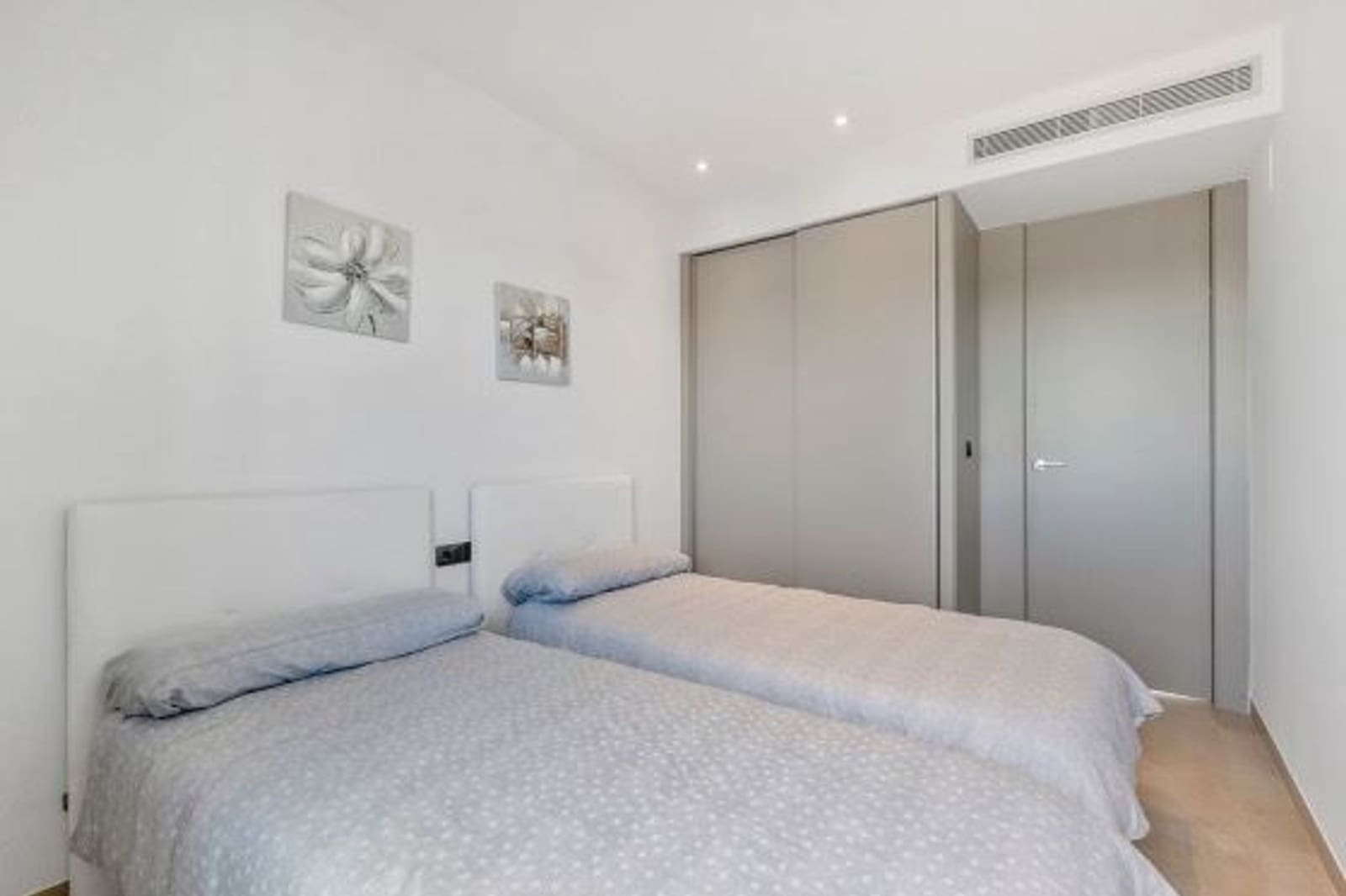 2 bedroom Apartment for sale in La Zenia with pool - € 335,000 (Ref: 9399813)