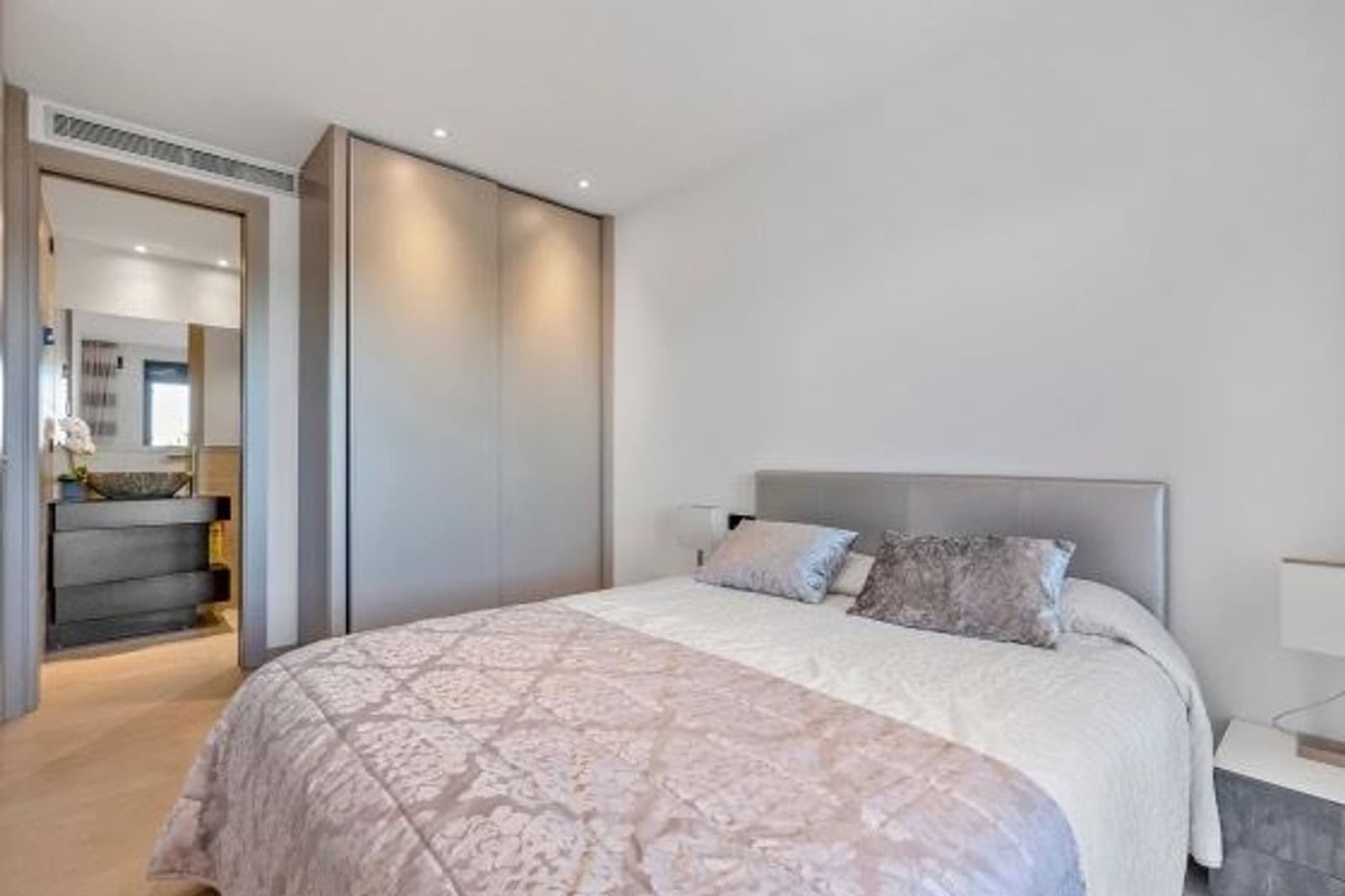 2 bedroom Apartment for sale in La Zenia with pool - € 335,000 (Ref: 9399813)