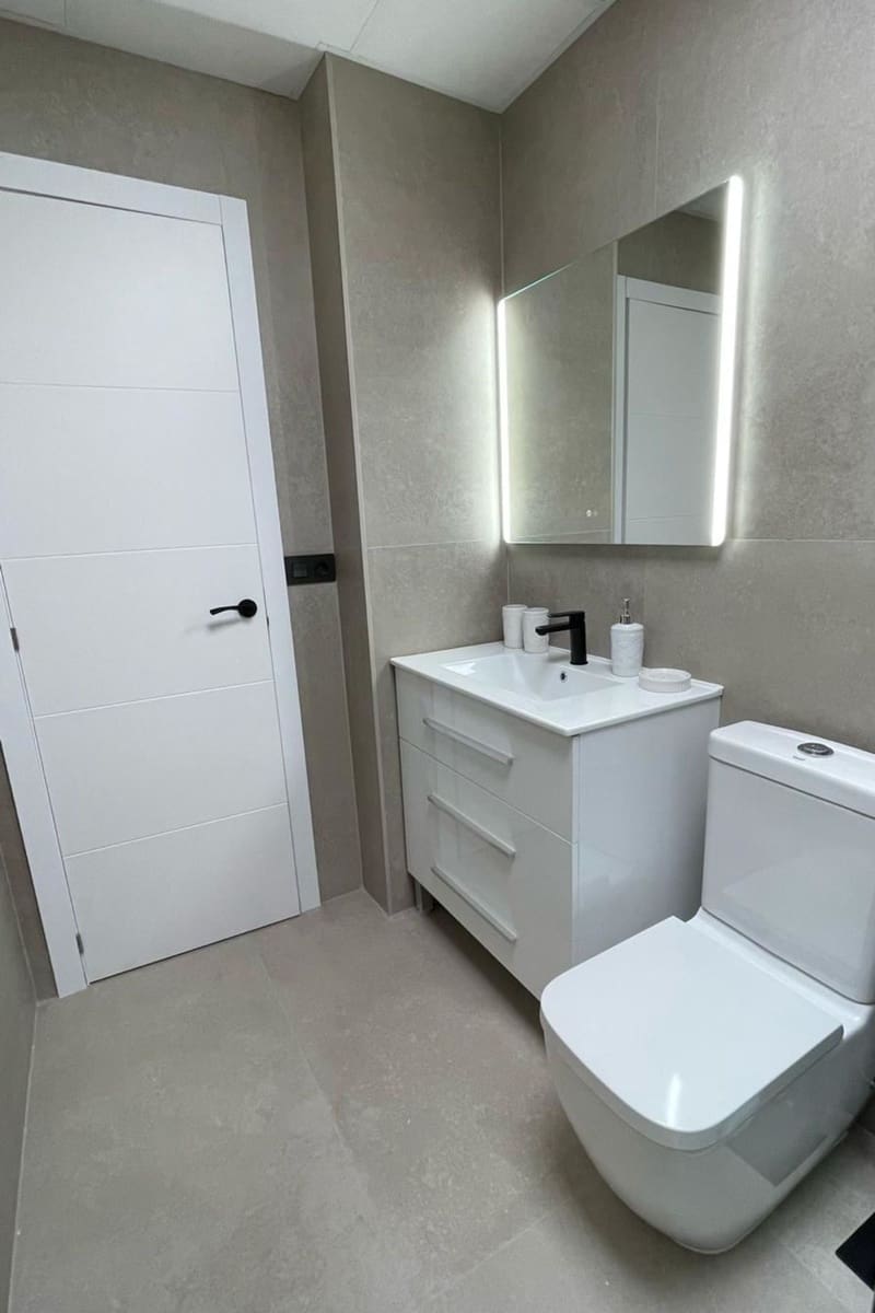Apartamento de 2 habitaciones en Torrevieja en venta con piscina - 190.000 € (Ref: 9401753)