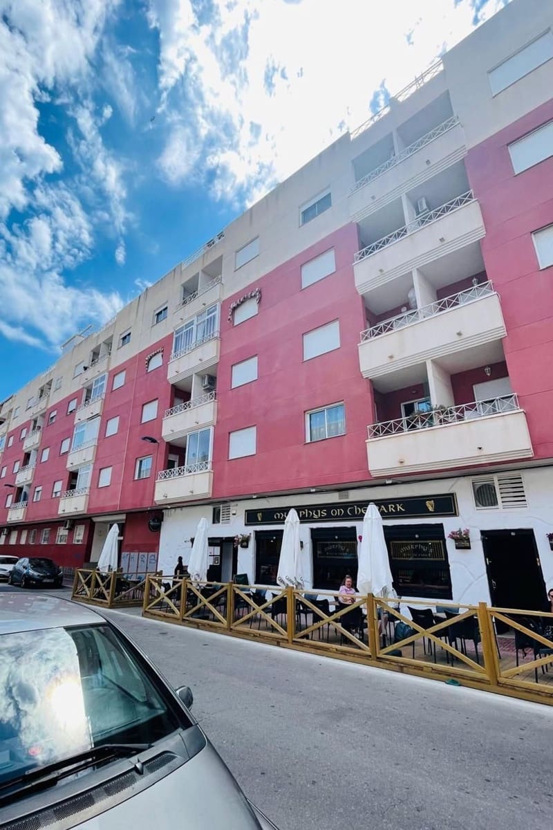 Apartamento de 2 habitaciones en Torrevieja en venta con piscina - 190.000 € (Ref: 9401753)