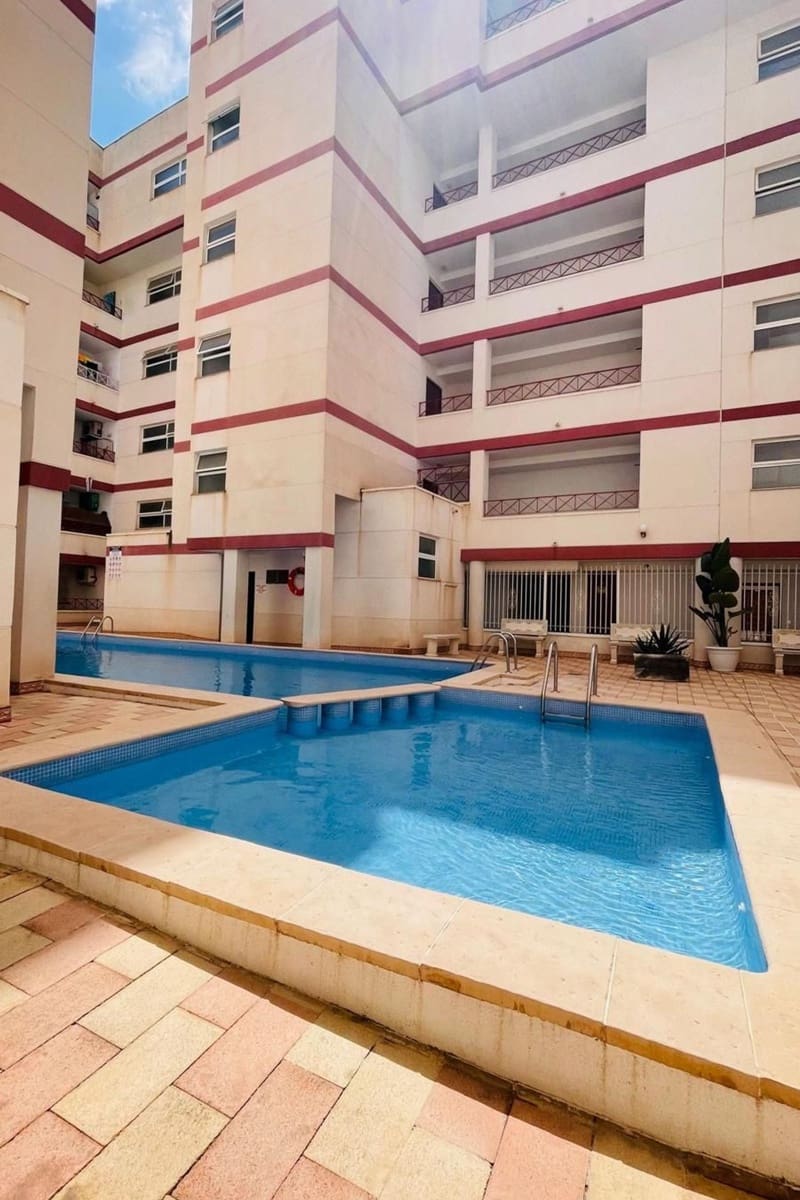 Apartamento de 2 habitaciones en Torrevieja en venta con piscina - 190.000 € (Ref: 9401753)