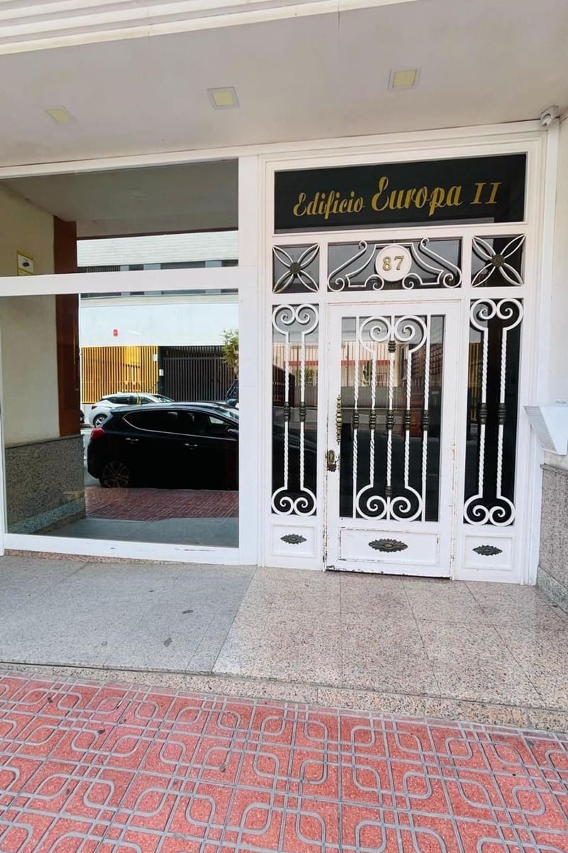 Apartamento de 2 habitaciones en Torrevieja en venta con piscina - 190.000 € (Ref: 9401753)