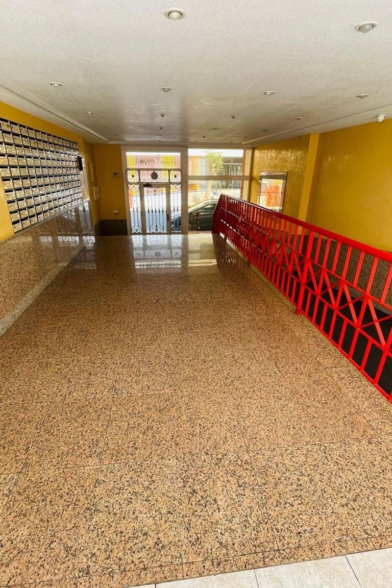 Apartamento de 2 habitaciones en Torrevieja en venta con piscina - 190.000 € (Ref: 9401753)