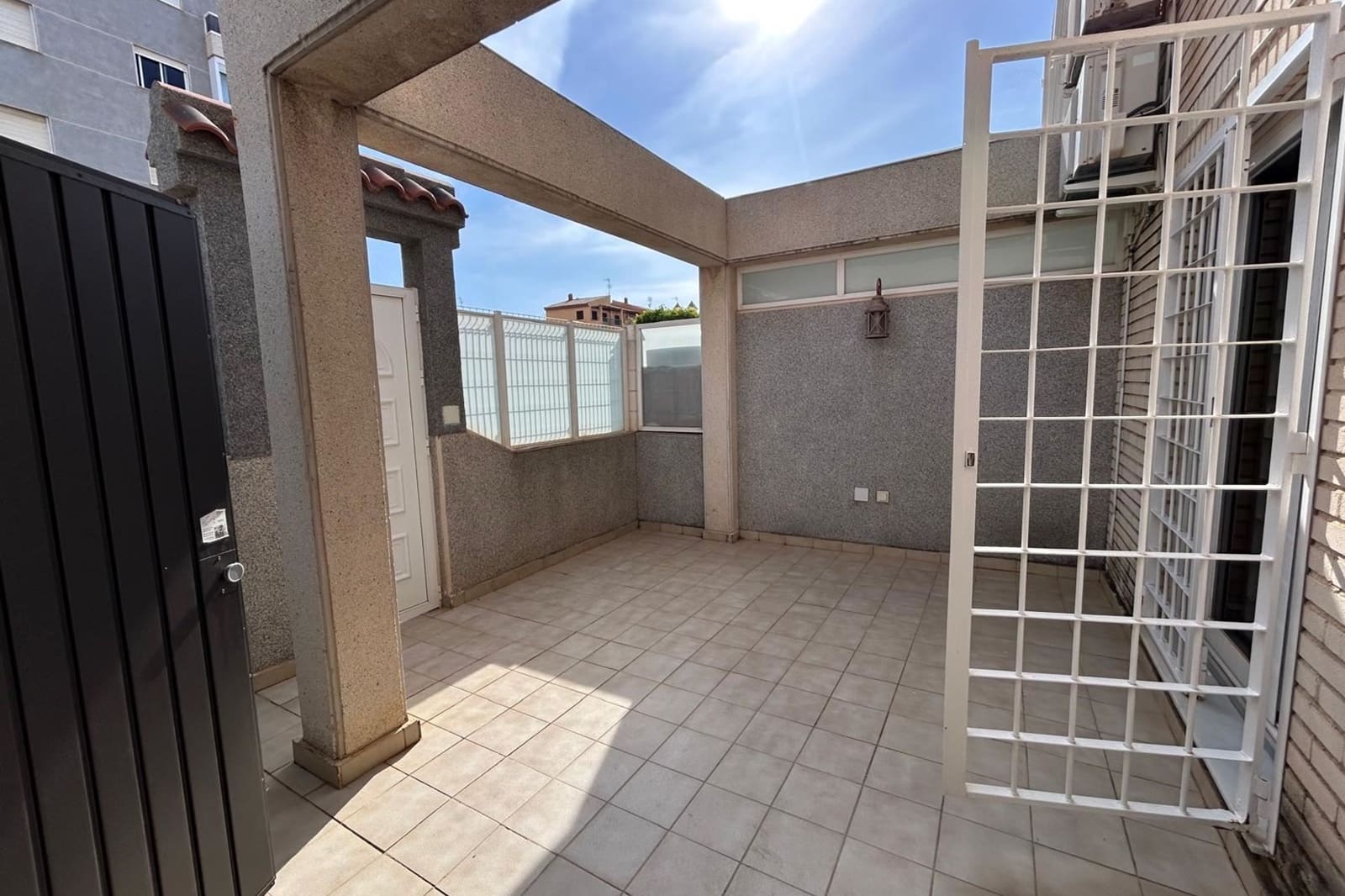3 soveværelse Byhus til salg i Torrevieja med swimmingpool - € 225.000 (Ref: 9402528)