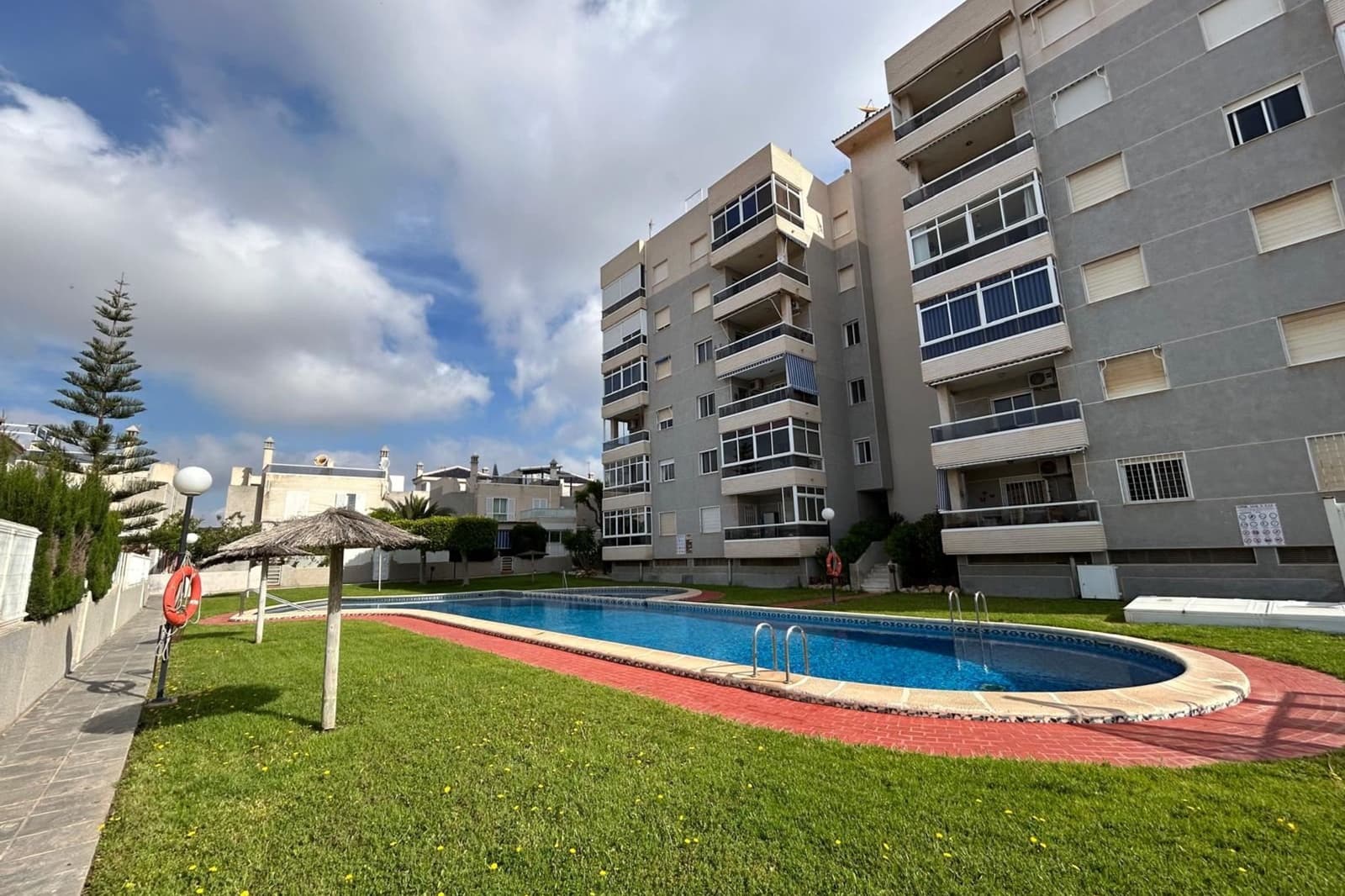 3 soveværelse Byhus til salg i Torrevieja med swimmingpool - € 225.000 (Ref: 9402528)
