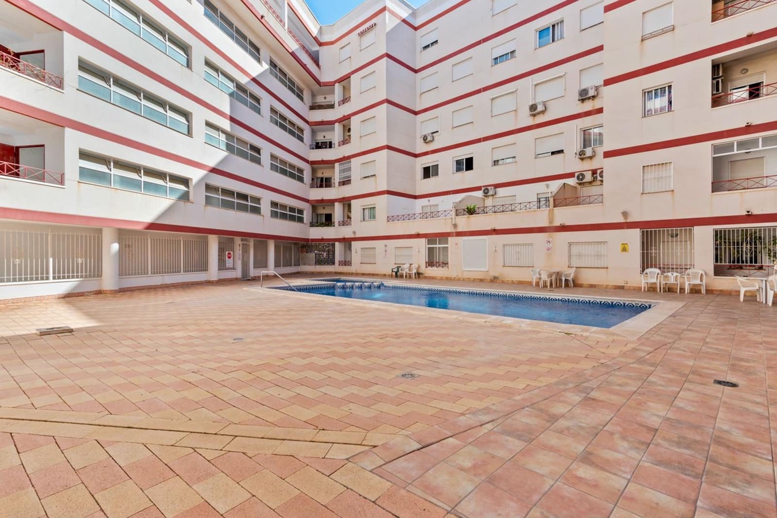 Apartamento de 2 habitaciones en Torrevieja en venta con piscina - 129.000 € (Ref: 9425807)