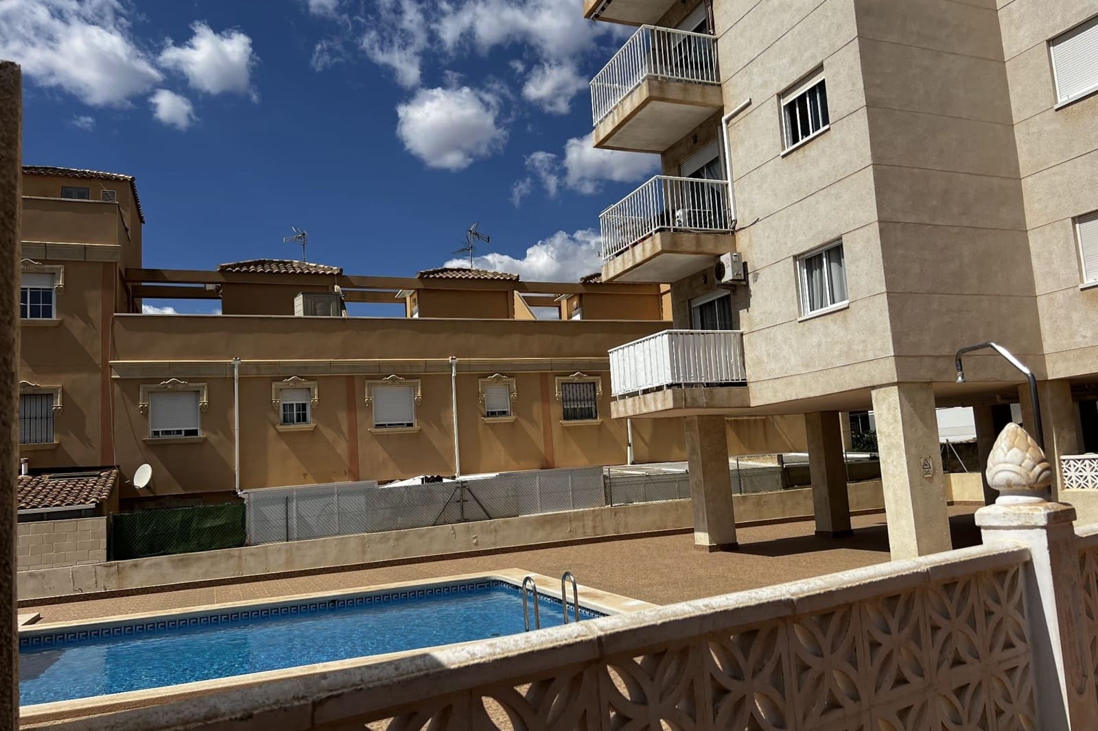 2 makuuhuone Huoneisto myytävänä paikassa Torrevieja mukana uima-altaan - 149 000 € (Ref: 9426207)